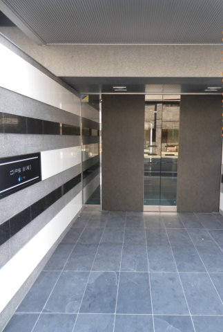 19/30 エントランス