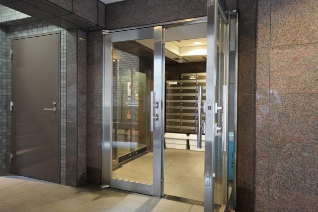 23/27 エントランス