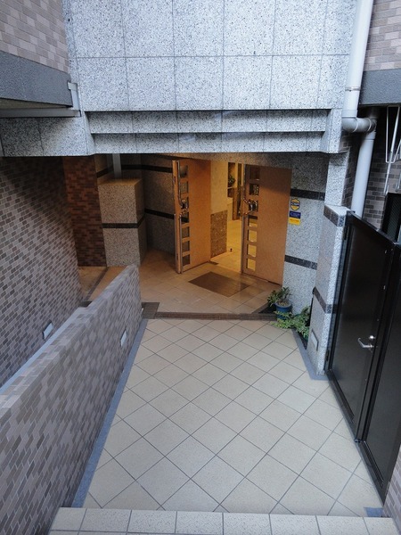 13/14 エントランス