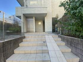 16/16 エントランス