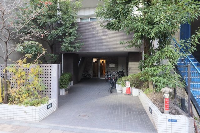 27/30 エントランス