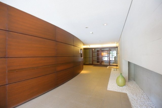 23/27 エントランス