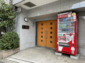 16/16 エントランス