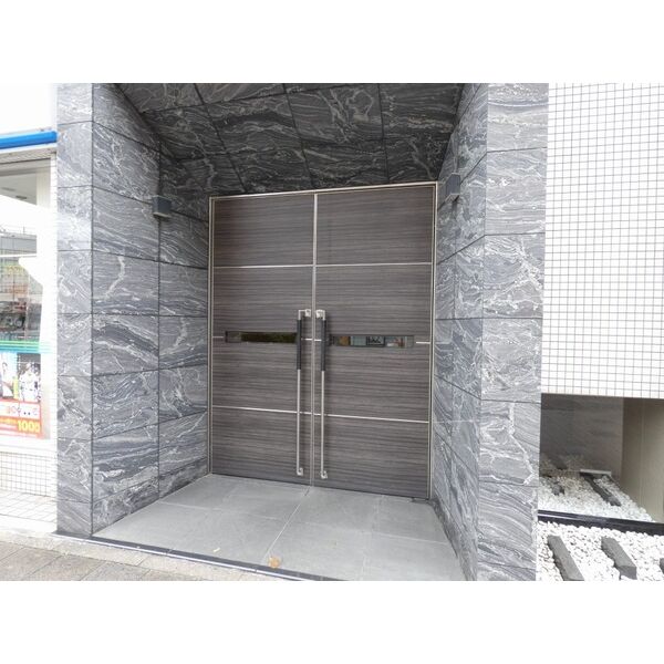 16/16 エントランス