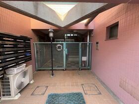 16/16 エントランス