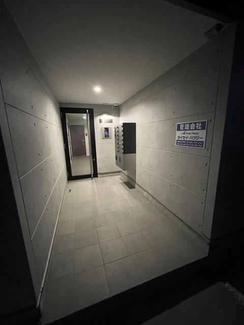 25/27 エントランス