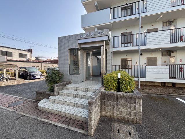 24/25 エントランス