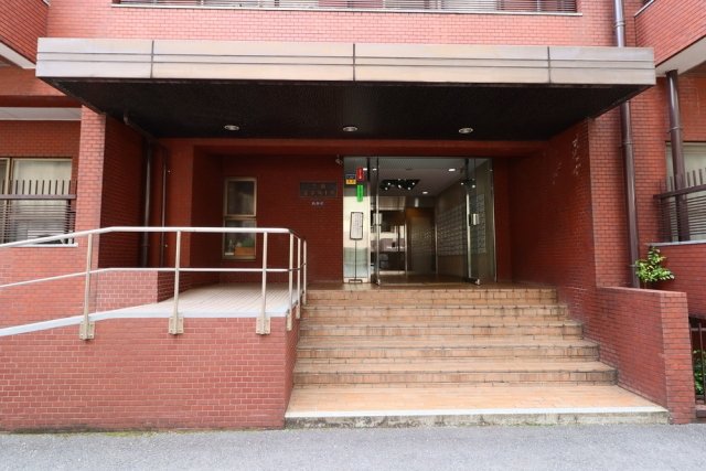 25/30 エントランス