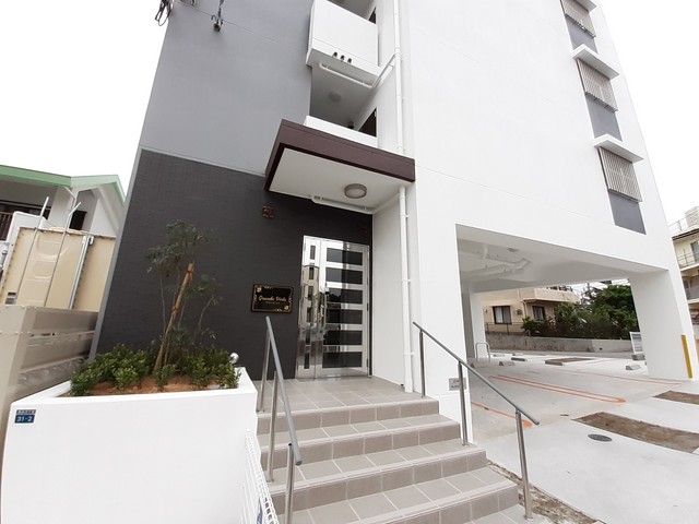 13/19 エントランス