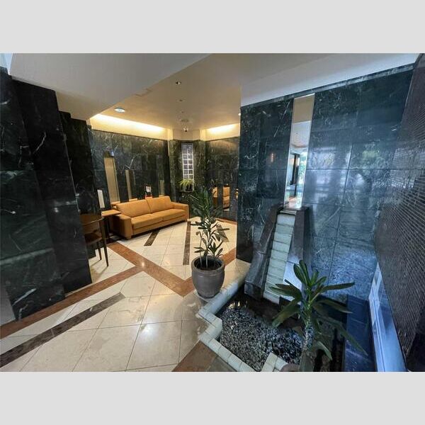 5/5 エントランス