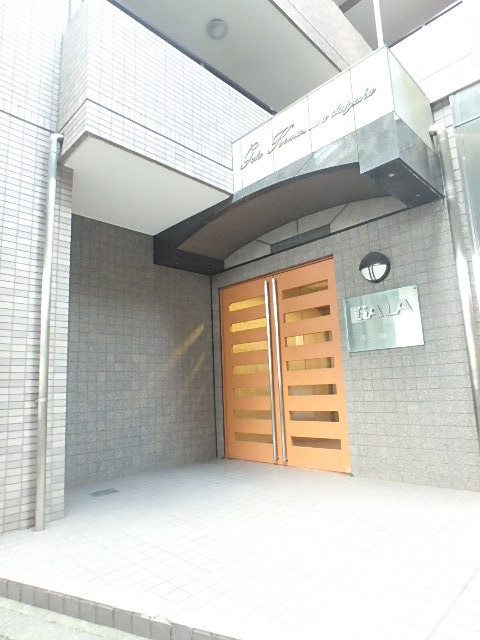 26/29 エントランス