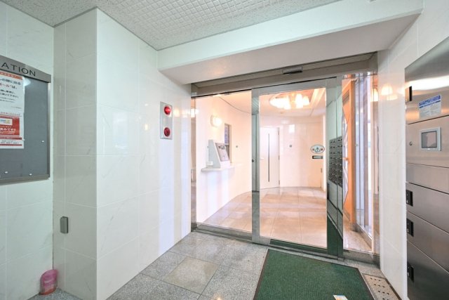 16/23 エントランス