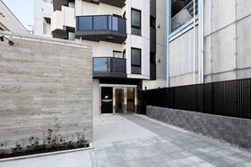 16/16 エントランス