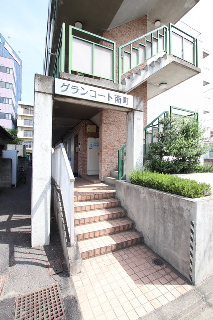 22/23 エントランス