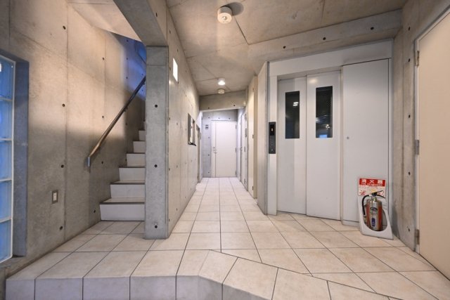 26/27 エントランス