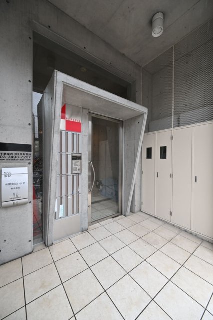 25/27 エントランス