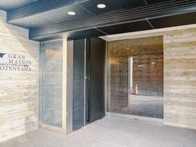 16/16 エントランス