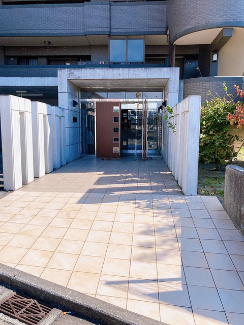 27/29 エントランス