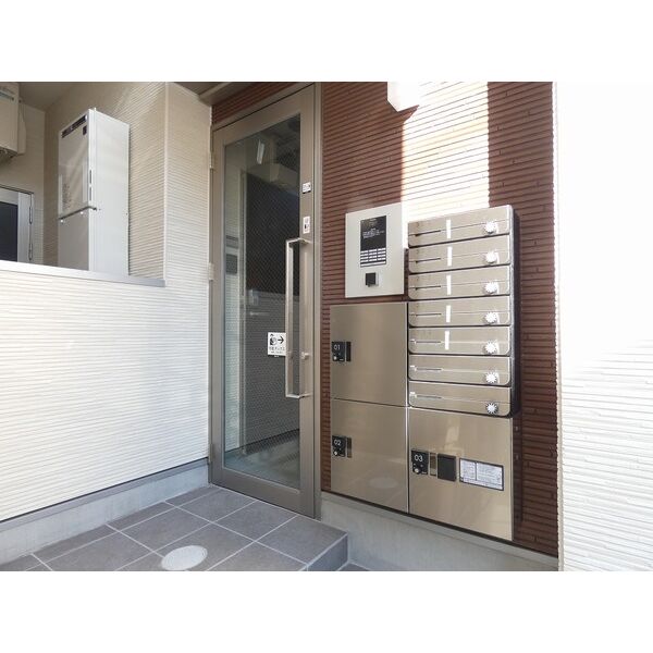 16/16 エントランス