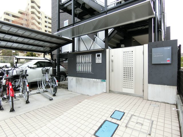 21/22 エントランス