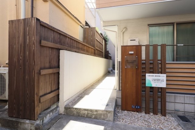 26/27 エントランス