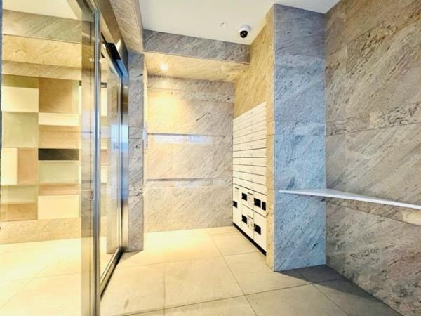 27/28 エントランス