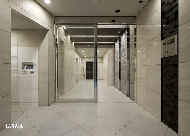 26/29 エントランス