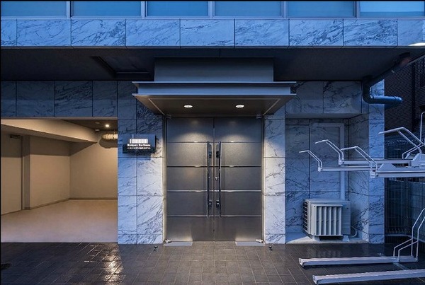 13/14 エントランス