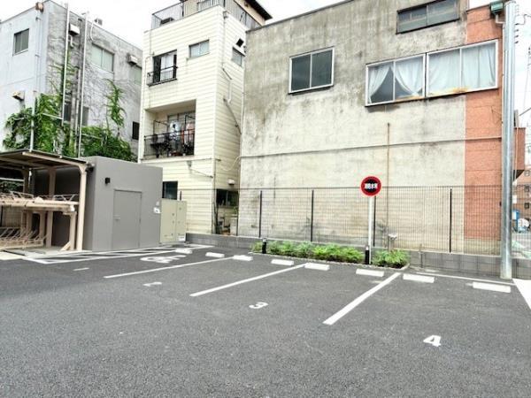 28/30 駐車場
