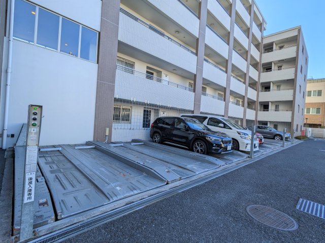 23/30 駐車場