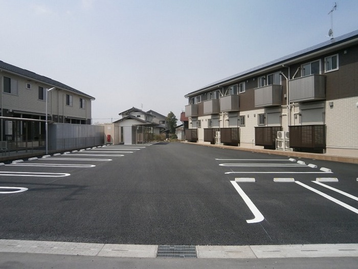 18/27 駐車場