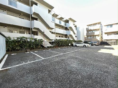 13/14 駐車場