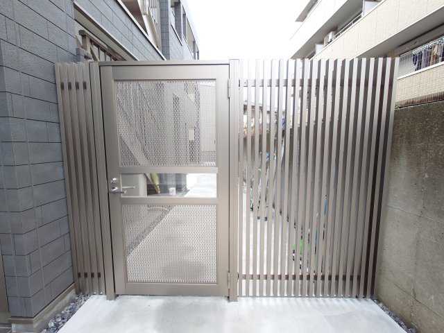 24/25 エントランス