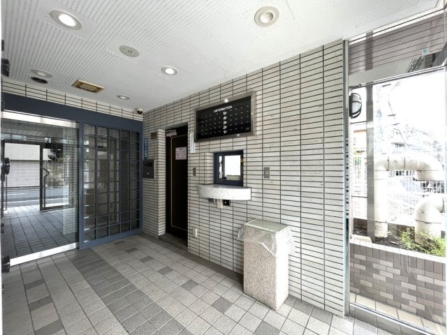 20/21 エントランス