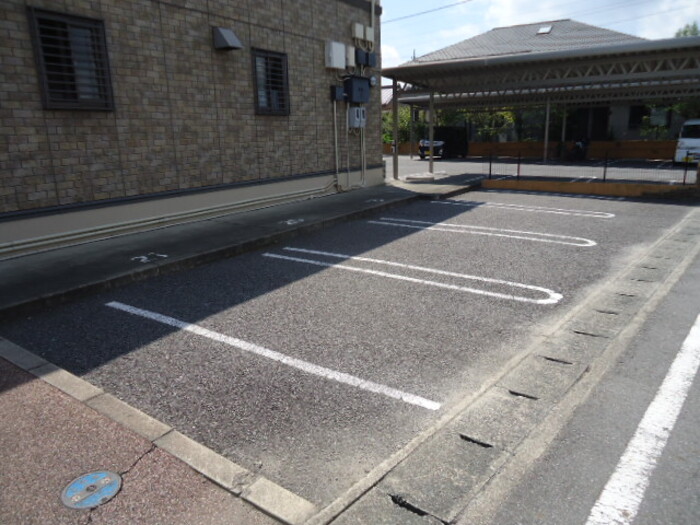 18/27 駐車場