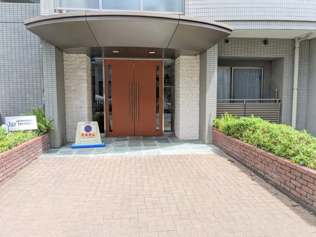 20/23 エントランス