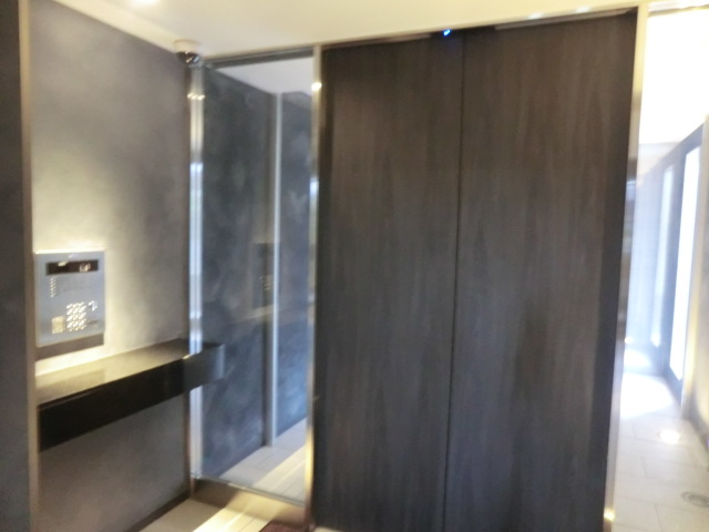 20/23 エントランス