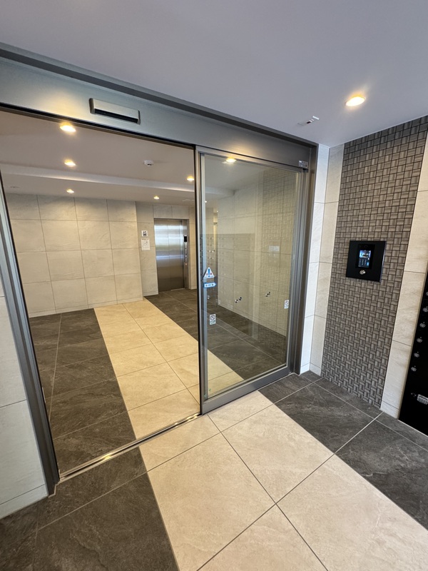 22/23 エントランス