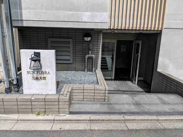 21/30 エントランス