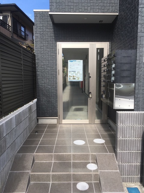 27/28 エントランス