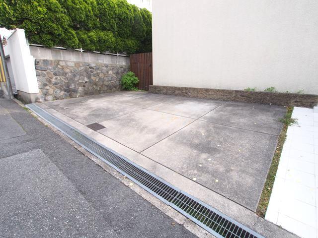 18/28 駐車場