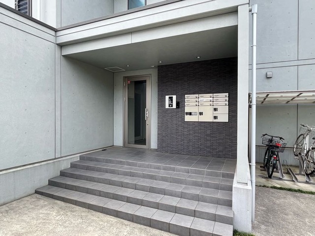 24/28 エントランス