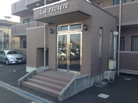 21/22 エントランス