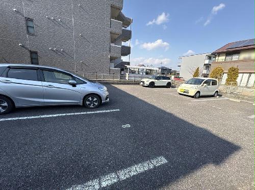 13/14 駐車場