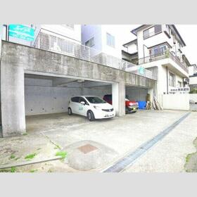13/13 駐車場