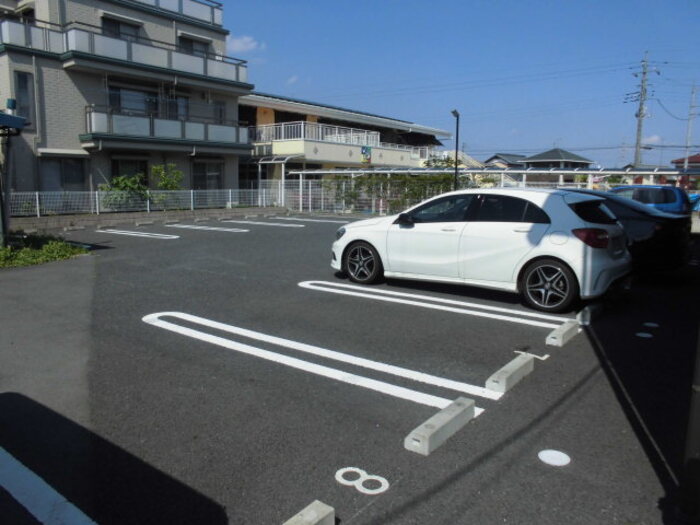18/27 駐車場