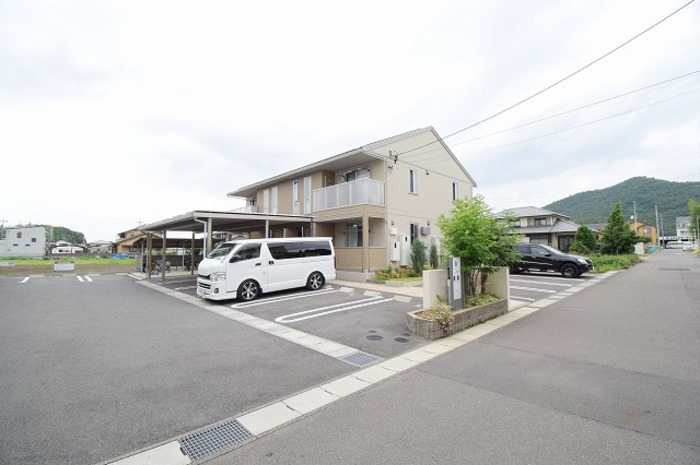 18/27 駐車場