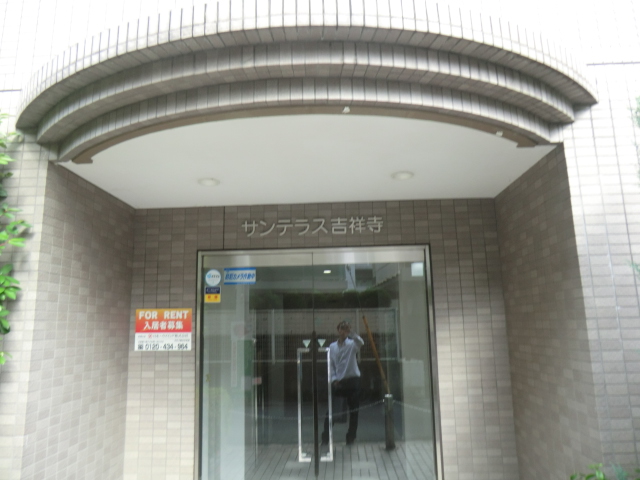 22/28 エントランス