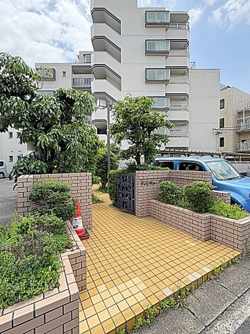 23/27 エントランス