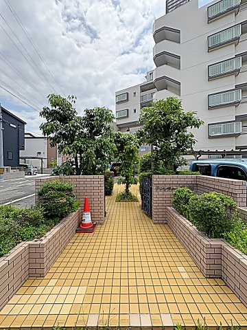 24/27 エントランス